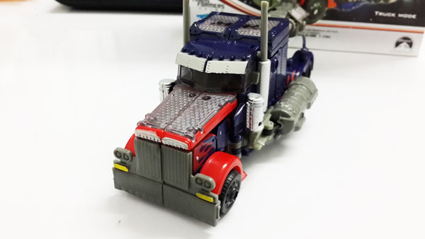 Transformers-Dark-Of-The-Moon-Optimus-Prime-Voyager-Class-Mechtech-(29)